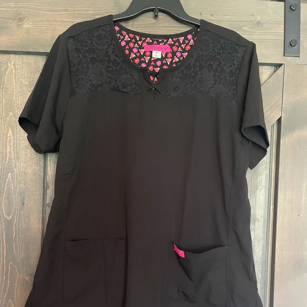 🍩👑gorgeous Betsey Johnson scrub top👑🍩